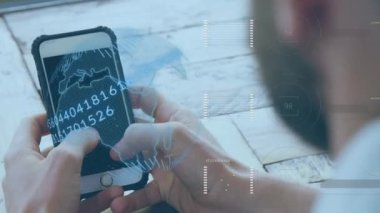 Akıllı telefon kullanan beyaz iş adamının finansal veri işleme animasyonu. küresel iş, finans, bağlantılar ve dijital arayüz konsepti dijital olarak oluşturulmuş video.