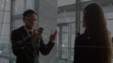 Muhtelif iş adamlarının ofiste konuştuğu ağ bağlantılarının animasyonu. küresel iş, veri işleme ve dijital arayüz kavramı dijital olarak oluşturulmuş video.