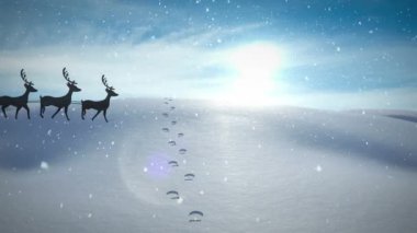 Noel Baba 'nın üzerine yağan kar, ren geyiği ve kış manzaralı bir kızakla canlanıyor. Noel, gelenek ve kutlama konsepti dijital olarak oluşturuldu.