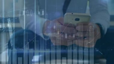 Akıllı telefon ve şehir manzarası kullanılarak Beyaz adamın finansal veri işleme animasyonu. küresel iş, veri işleme ve dijital arayüz konsepti dijital olarak oluşturulmuş video.
