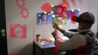VR kulaklık takan Afro-Amerikan bir adamın sosyal medya simgelerinin animasyonu. küresel dijital arayüz, teknoloji ve sosyal medya konsepti dijital olarak oluşturulmuş video.