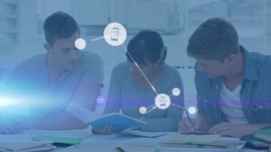 İş arkadaşları üzerinden simgelerle bağlantı ağının animasyonu. küresel bağlantılar, iş ve dijital arayüz kavramı dijital olarak oluşturulmuş video.