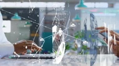 Akıllı telefon ve dizüstü bilgisayar kullanan insanlar üzerindeki bağlantı ve veri işleme ağının animasyonu. küresel bağlantılar, iş dünyası, dijital arayüz, teknoloji ve ağ konsepti