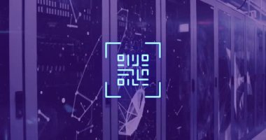Bilgisayar sunucularında parlayan qr kodlarının animasyonu. küresel internet kimliği, veri işleme ve teknoloji konsepti dijital olarak oluşturulmuş video.