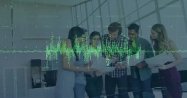 İş adamları üzerinde finansal veri işleme animasyonu. küresel iş, finans ve veri işleme kavramı dijital olarak oluşturulmuş video.