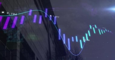 Şehir manzarası üzerinde istatistik işleme animasyonu. küresel iş, finans, veri işleme ve dijital arayüz kavramı dijital olarak oluşturulmuş video.