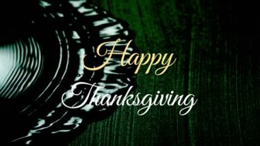 Su efektine karşı dokulu yeşil arka planda mutlu şükran günü metinleri. Şükran Günü kutlaması ve tatil konsepti