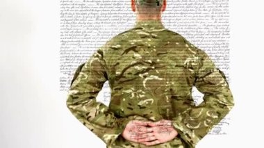 Asker selamı yerine metin ile belgenin animasyonu. Vatanseverlik ve kutlama konsepti dijital olarak oluşturulmuş video.