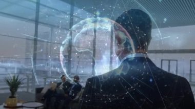 Ofisteki karışık ırk işadamlarının dünya ve ağ bağlantılarının animasyonu. küresel iş, veri işleme ve dijital arayüz kavramı dijital olarak oluşturulmuş video.