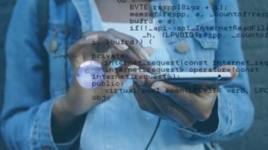 Akıllı telefon kullanan Afro-Amerikan bir kadının veri işleme ve küresinin animasyonu. küresel iletişim, veri paylaşımı ve dijital arayüz kavramı, dijital olarak oluşturulmuş video.