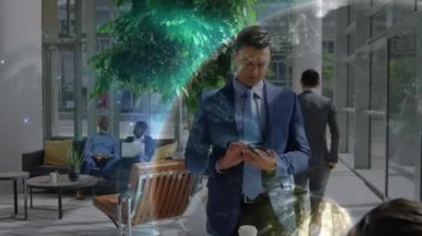 Akıllı telefon kullanan karma ırk işadamı üzerinden dünya ve ağ bağlantılarının animasyonu. küresel iş, veri işleme ve dijital arayüz kavramı dijital olarak oluşturulmuş video.