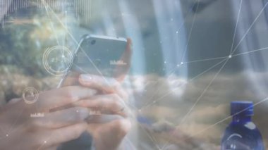 Uçakta akıllı telefon kullanan Kafkasyalı iş kadını üzerinden bağlantı ağlarının animasyonu. küresel bağlantılar, veri işleme ve dijital arayüz konsepti dijital olarak oluşturulmuş video.