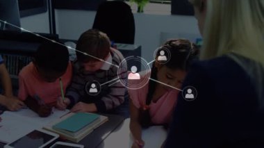 Çeşitli öğretmenler ve okul çocukları üzerindeki bağlantı ağının animasyonu. küresel eğitim, bağlantılar, veri işleme ve teknoloji konsepti dijital olarak oluşturulmuş video.