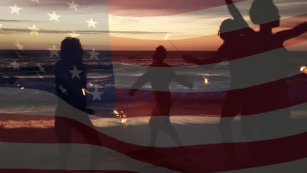 Animación Ondear Bandera Sobre Grupo Amigos Divirtiéndose Playa Viajes Vacaciones — Vídeo de stock
