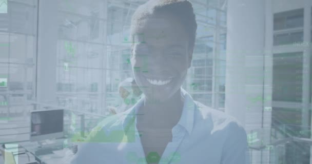 Animacja Przetwarzania Danych Finansowych Nad Afrykańską Amerykańską Bizneswoman Uśmiechniętą Biurze — Wideo stockowe