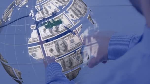 Animation Eines Globus Der Mit Amerikanischen Dollarscheinen Über Zahlungsterminal Geformt — Stockvideo