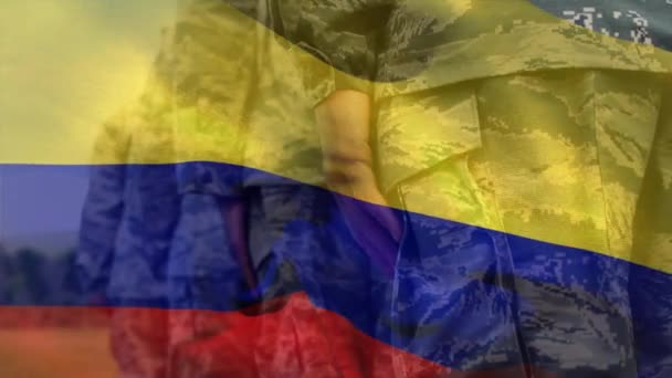 多様な男性兵士に対するコロンビアの旗のアニメーション 愛国心の概念をデジタルで生成したビデオ — ストック動画