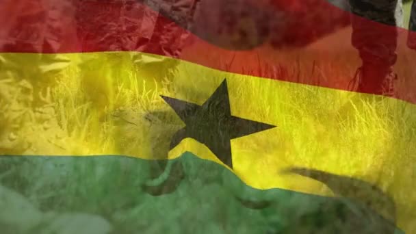 Κινούμενα Σχέδια Της Σημαίας Της Γκάνας Πάνω Από Διάφορους Άνδρες — Αρχείο Βίντεο