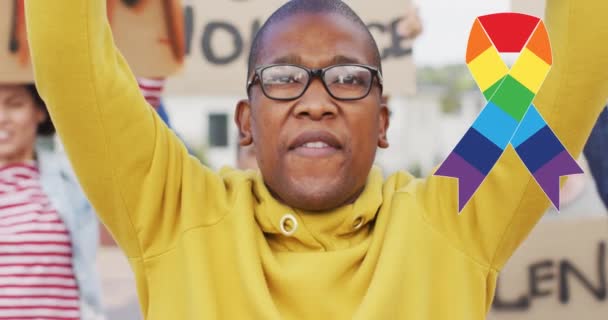 バナー付きアフリカ系アメリカ人男性抗議者の上に虹リボンのアニメーション Lgbtの権利と平等の概念はデジタルで生成され — ストック動画