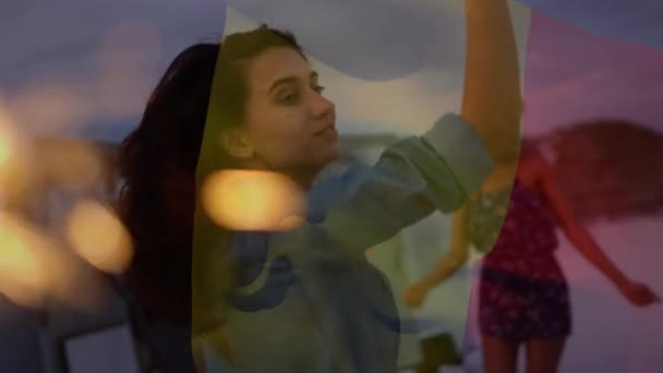 Анімація Махаючого Прапора Франції Над Групою Друзів Які Розважаються Пляжі — стокове відео