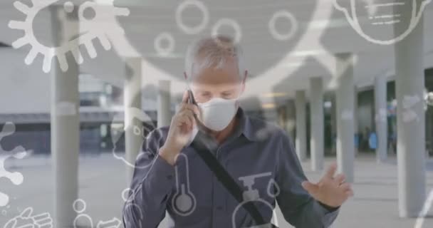 フェイスマスクを身に着けている高齢者の上にCovid 19細胞のアニメーション グローバルCovid 19パンデミックと予防接種の概念デジタルで生成されたビデオ — ストック動画