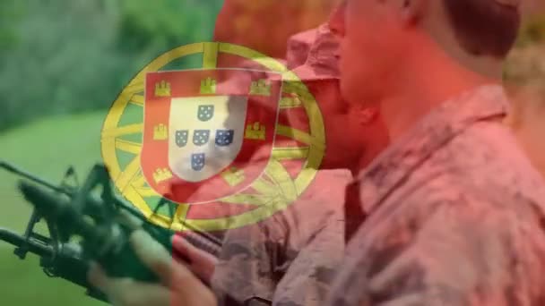 Animering Portugisisk Flagga Viftande Över Kaukasiska Soldater Försvarsmakten Försvaret Patriotismen — Stockvideo
