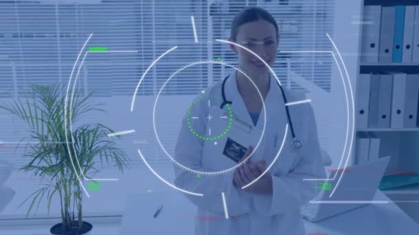 Elinde Belgelerle Gülümseyen Kafkas Kadın Doktoru Üzerinde Mikroskop Taraması Tıbbi — Stok video