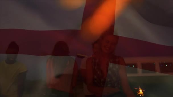 Animación Ondear Bandera Inglaterra Sobre Grupo Amigos Divirtiéndose Playa Viajes — Vídeos de Stock