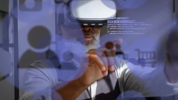 Vrヘッドセットを装着したアフリカ系アメリカ人男性に対するデータ処理とソーシャルメディアのアイコンのアニメーション 世界中のデジタルインターフェース技術やソーシャルメディアの概念がデジタルで生成され — ストック動画