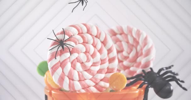 Arañas Cayendo Cubo Calabaza Halloween Lleno Caramelos Contra Cuadrados Concéntricos — Vídeos de Stock