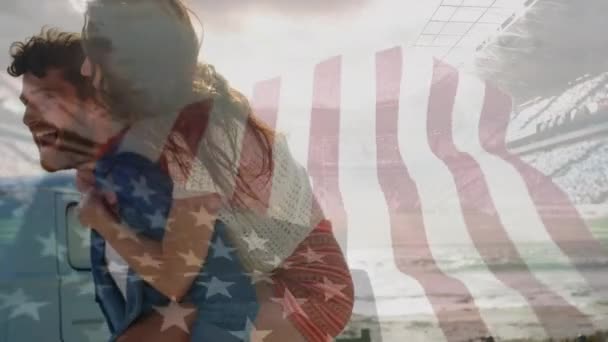 ビーチで楽しんでいるカップルの上にウサの旗を振るアニメーション 愛国心とお祝いの概念デジタルで生成されたビデオ — ストック動画