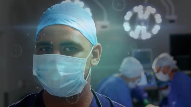 手術室で外科医とのつながりのアニメーション 医療技術の概念はデジタルで生成され — ストック動画