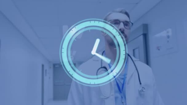 Animación Del Reloj Moviéndose Rápido Sobre Médico Masculino Medicina Global — Vídeos de Stock