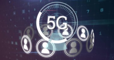 10 kişinin dijital görüntüsü daire içinde vektör simgeleri ve arka planda bir siber saldırı uyarısıyla 5G bağlantı simgesi