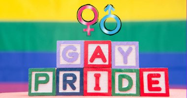 Bloklarda eşcinsel gururu ve gökkuşağı arka planında kadın ve erkek sembolleri. lgbt hakları ve eşitlik kavramı dijital olarak oluşturuldu.