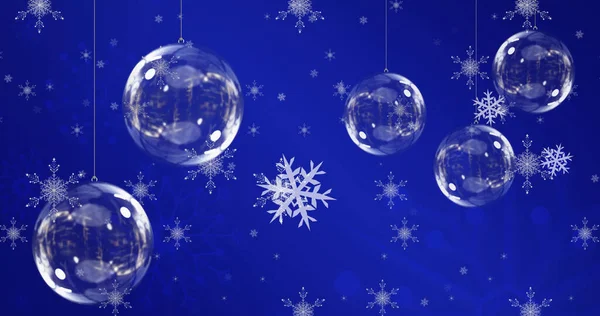 Bild Von Weihnachtskugeln Über Schneeflocken Auf Blauem Hintergrund Weihnachten Tradition — Stockfoto