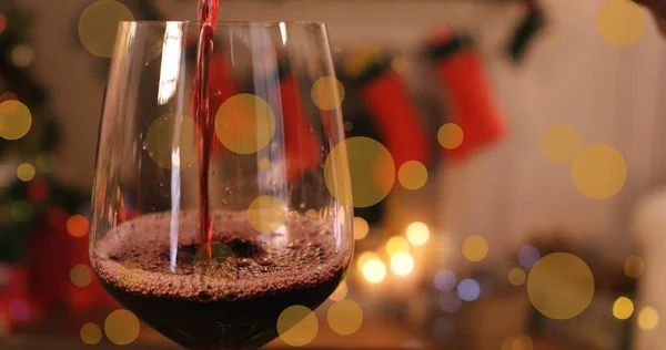 Imagem Manchas Brilhantes Sobre Vidro Vinho Tinto Decorações Natal Natal — Fotografia de Stock