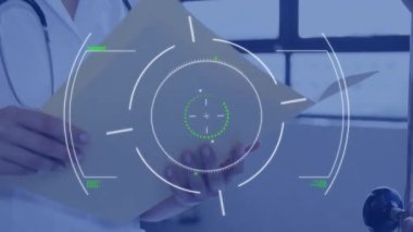 Kafkasyalı kadın doktorun elinde belgeler tutarken mikroskop taraması. Tıbbi ve sağlık hizmetleri, bağlantılar ve dijital arayüz konsepti dijital olarak oluşturulmuş video.