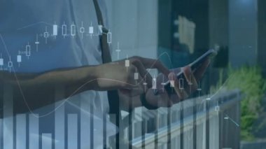 Akıllı telefon kullanan beyaz iş adamının finansal veri işleme animasyonu. küresel iş, finans, bağlantılar ve dijital arayüz konsepti dijital olarak oluşturulmuş video.