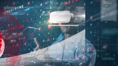 VR kulaklık takan bir adamın çevrimiçi güvenlik kalkanının üzerinde veri işleme animasyonu. küresel iş, dijital arayüz, teknoloji ve ağ konsepti dijital olarak oluşturulmuş video.