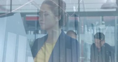 Modern ofiste çalışan çeşitli iş adamları üzerinde finansal veri işleme animasyonu. küresel iş, finans, bağlantılar ve dijital arayüz konsepti dijital olarak oluşturulmuş video.
