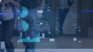 Sokaklarda yürüyen farklı insanlar üzerinde finansal veri işleme animasyonu. küresel iş, veri işleme ve dijital arayüz konsepti dijital olarak oluşturulmuş video.