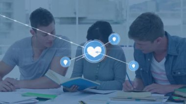 İş arkadaşları üzerinden simgelerle bağlantı ağının animasyonu. küresel bağlantılar, iş ve dijital arayüz kavramı dijital olarak oluşturulmuş video.