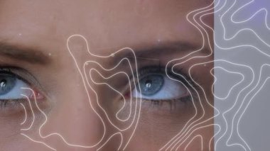 Beyaz çizgilerin hareketli animasyonu ve kadın yüzü üzerindeki bağlantı ağları. küresel bilim, bağlantılar, veri işleme ve dijital arayüz kavramı dijital olarak oluşturulmuş video.