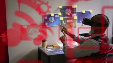 VR kulaklık takan Afro-Amerikan bir adamın sosyal medya simgelerinin animasyonu. küresel dijital arayüz, teknoloji ve sosyal medya konsepti dijital olarak oluşturulmuş video.