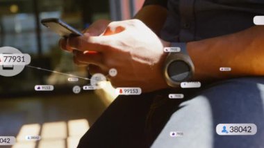 Akıllı telefon kullanan insanın üzerindeki simgelerle bağlantı ağının animasyonu. Sosyal medya ve iletişim konsepti dijital olarak oluşturulmuş video.