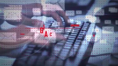 Ofiste çalışan kadın üzerinde metin ve zarf ikonlarının canlandırması. Siber suçlar, siber saldırı ve dijital olarak oluşturulan hack konsepti.