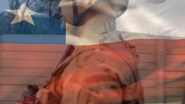 Silahlı askerler üzerinde Şili bayrağının canlandırılması. küresel vatanseverlik, silahlı kuvvetler ve koruma kavramı dijital olarak oluşturulmuş video.