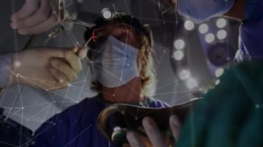 Ameliyathanedeki cerrahlar üzerinden bağlantı ağının animasyonu. Dijital olarak üretilen tıbbi ve sağlık teknolojisi kavramı.