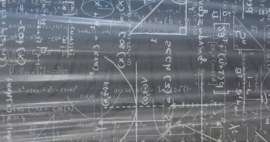 Gri arkaplandaki matematik formüllerinin animasyonu. küresel bilim, bağlantılar ve dijital arayüz konsepti dijital olarak oluşturulmuş video.